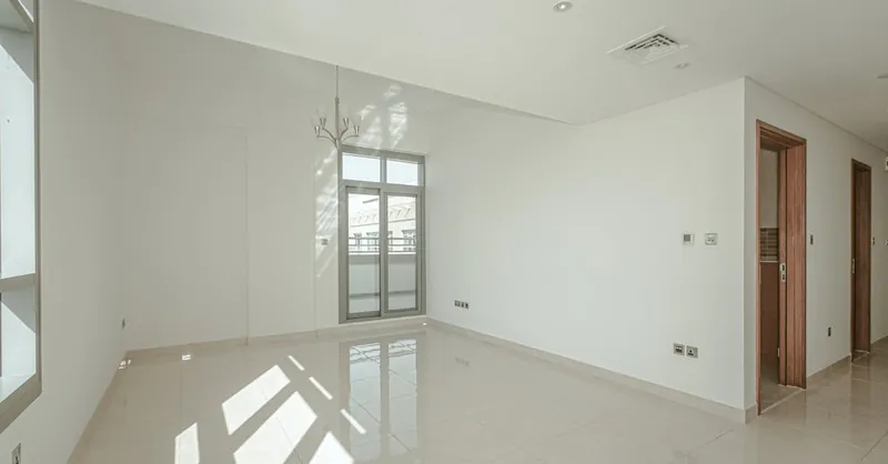 Bright and spacious white room interior with natural light and minimalist design, ideal for real estate presentations.